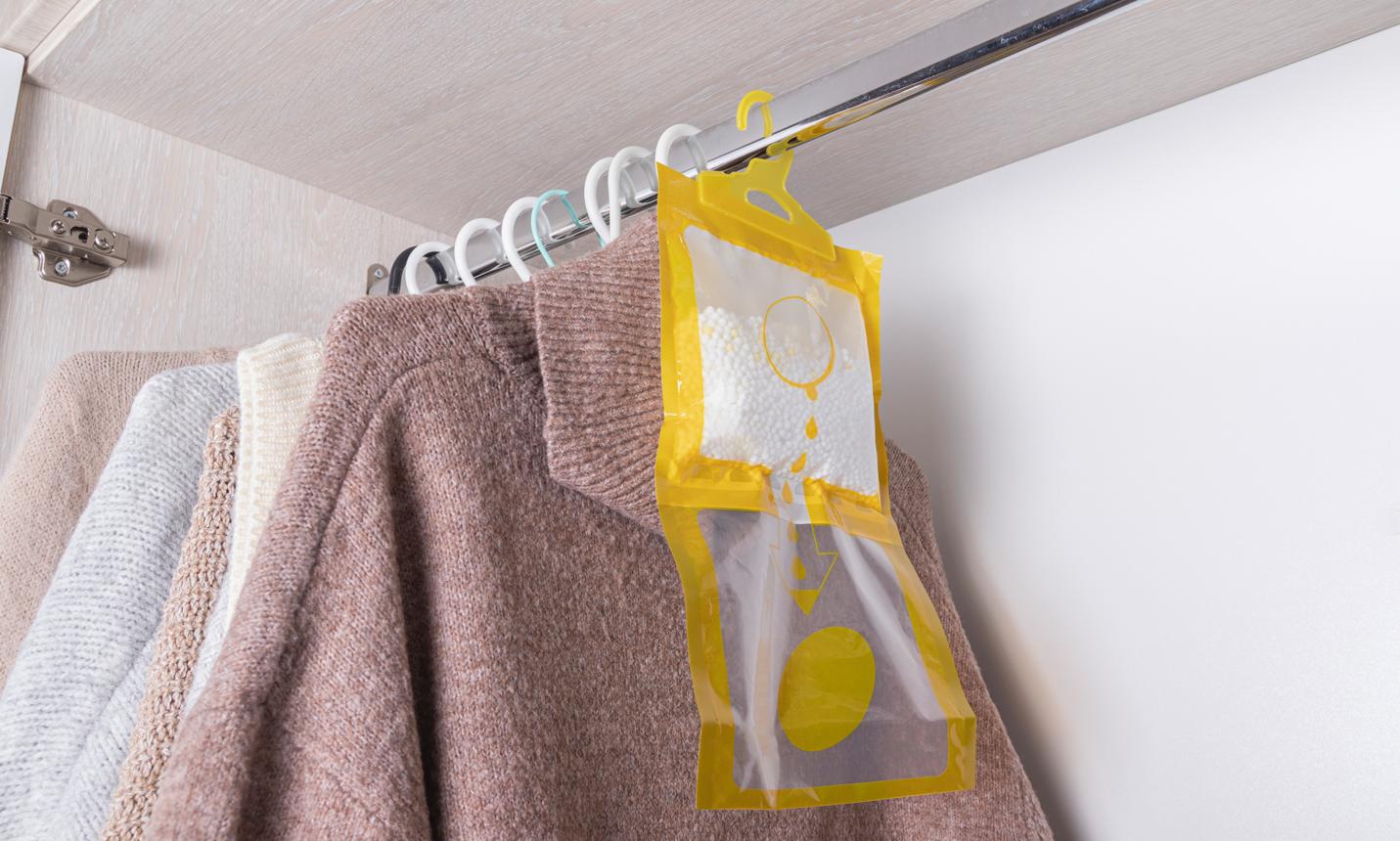 bolsas antihumedad en armario interior fresco y ordenado