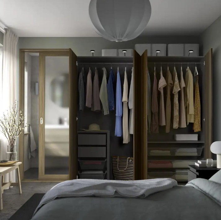 Armario abierto con ropa ordenada en dormitorio moderno y luminoso