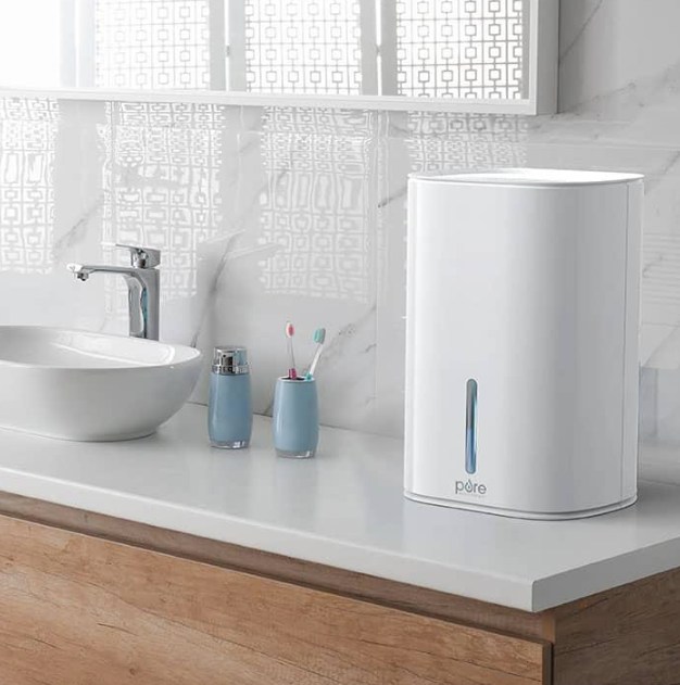 Deshumidificador para baño interior sin extractor colocado sobre el lavabo para eliminar la humedad